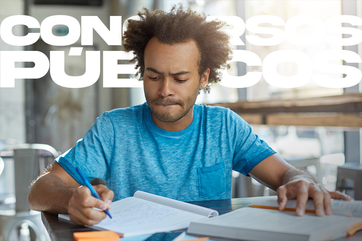 Homem estudando com anotações e livros, representando um exemplo de ciclo de estudos.