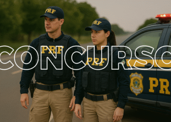 Equipe da PRF durante operação de fiscalização, representando o concurso.
