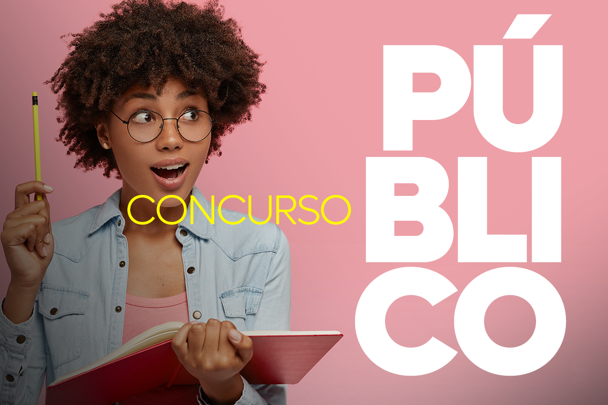 Estudante com expressão de ideia, segurando caderno e lápis.
