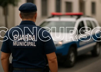 Guarda Municipal em serviço com carro patrulha, concurso público