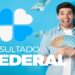 Homem feliz exibe cédulas de dinheiro com destaque para o resultado da Loteria Federal.