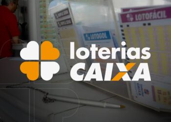 Imagem de uma pessoa na lotérica, com diversos bilhetes de sorteios da Caixa Econômica Federal.