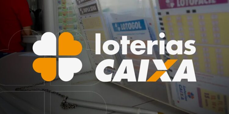 Imagem de uma pessoa na lotérica, com diversos bilhetes de sorteios da Caixa Econômica Federal.