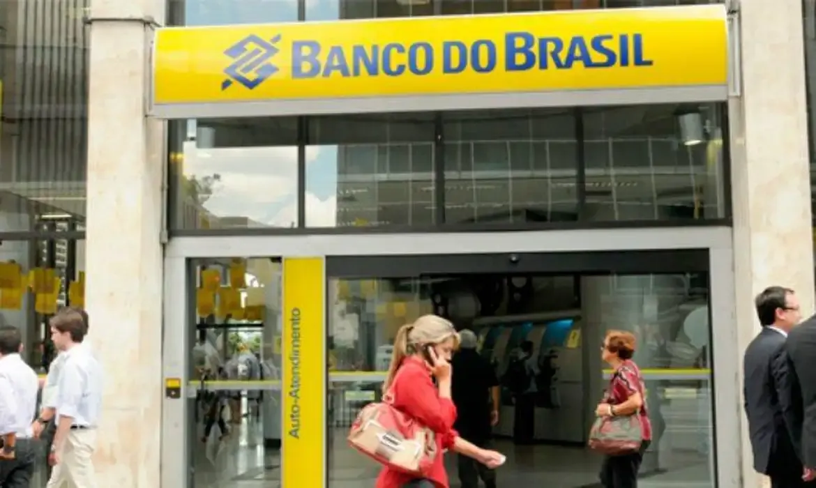 banco do brasil Agência do Banco do Brasil com entrada visível e pessoas ao redor.