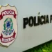 Brasão da Polícia Federal do Brasil ao lado da inscrição em fachada institucional Brasão da Polícia Federal do Brasil ao lado da inscrição em fachada institucional.