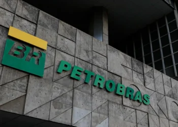Fachada da sede da Petrobras com logotipo em destaque.