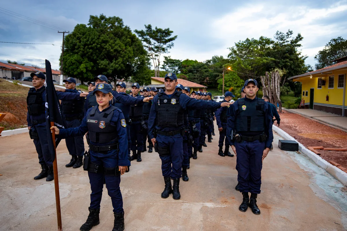 Formação de novos guardas municipais durante cerimônia oficial.