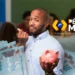 Homem sorrindo com cofrinho rosa e notas de R$ 100 ao lado do logo do programa Pé-de-Meia.