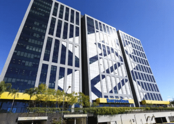 Fachada da agência do Banco do Brasil, representando os concursos de 2026 para as instituições bancárias.