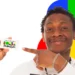 Cartão do Programa Bolsa Família, com texto colorido, sendo mostrado por uma pessoa sorridente.