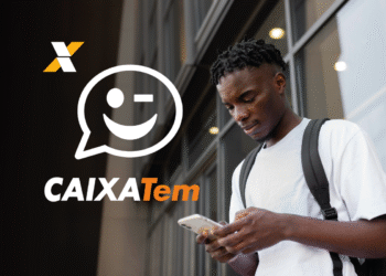 Pessoa utilizando o celular para acessar o Caixa Tem, representando o processo de consulta ao pagamento do benefício.