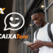 Pessoa utilizando o celular para acessar o Caixa Tem, representando o processo de consulta ao pagamento do benefício.