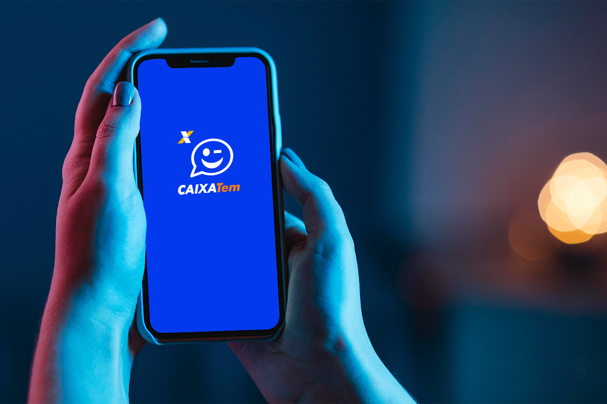 Usuário acessando o aplicativo Caixa Tem no celular, representando a consulta ao valor e calendário de pagamento.