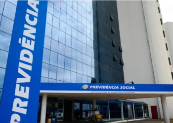 Fachada do prédio do INSS com destaque para o letreiro da Previdência Social