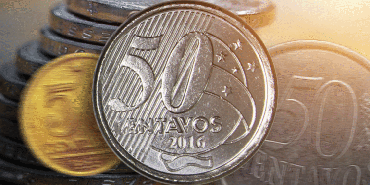 Moeda de 50 centavos de 2016 em destaque entre outras moedas