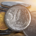 Moeda de 50 centavos de 2016 em destaque entre outras moedas