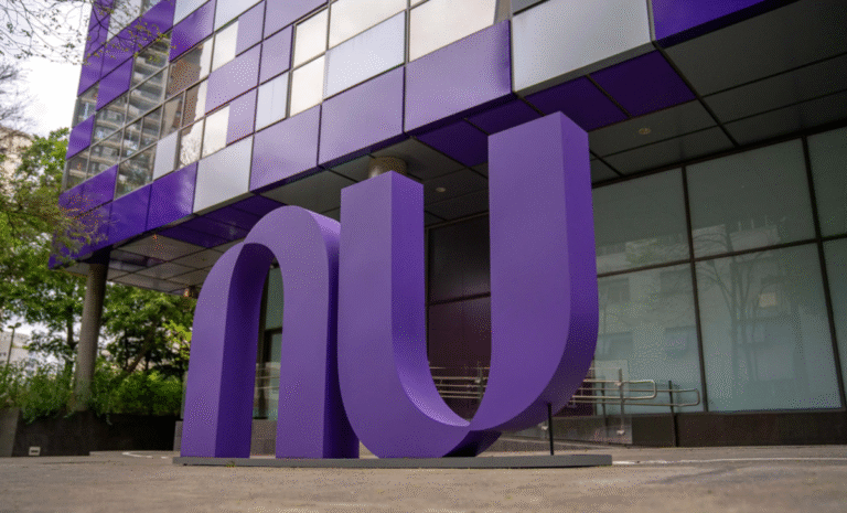 Fachada do escritório do Nubank com o logo da empresa em destaque.
