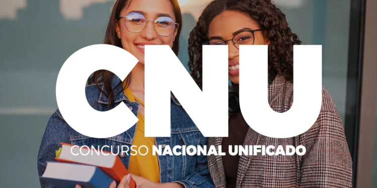 Estudantes segurando livros durante preparação para o Concurso Nacional Unificado.