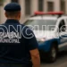 Policial da Guarda Municipal com uniforme, observando a viatura