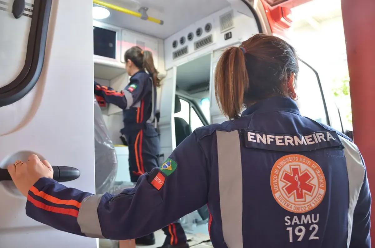 Concurso SAMU Profissionais do SAMU organizam equipamentos dentro da ambulância durante rotina de trabalho.