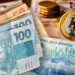 Notas de dinheiro em diferentes denominações, representando a restituição do Imposto de Renda 2025.