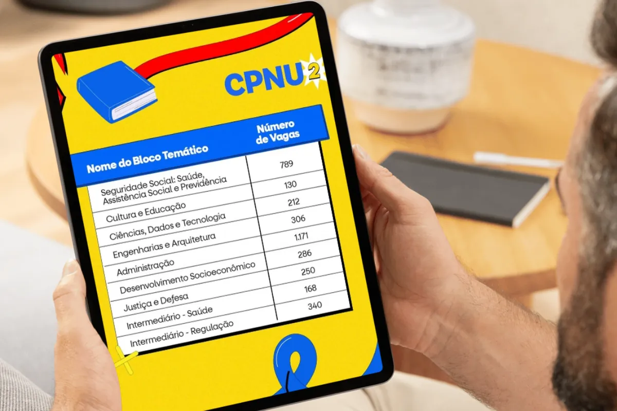 Homem visualiza tabela de vagas por blocos temáticos do CNU 2025 em um tablet.