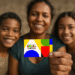 Família sorrindo, mãe segura o cartão do Bolsa Família com o novo design colorido.