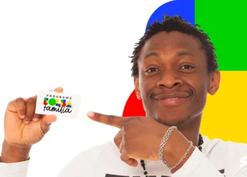 Jovem africano sorrindo e apontando para o cartão do Programa Bolsa Família, com fundo colorido.