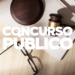 Martelo e óculos sobre mesa, simbolizando concurso público na área jurídica.