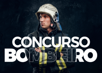 Bombeiro com uniforme, simbolizando o concurso.