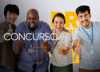 Imagem de quatro candidatos comemorando a oportunidade de inscrição em um edital de concurso da prefeitura com 76 vagas e salários atrativos.