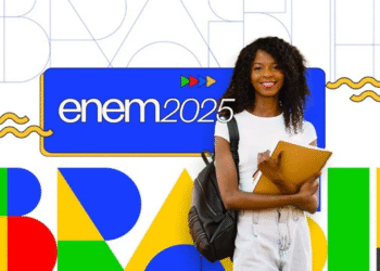 Estudante sorridente com mochila e caderno dourado preparada para ENEM 2025 com menos de 100 dias