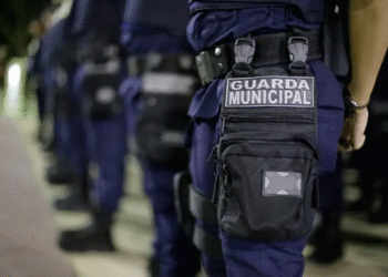 Guardas Municipais em uniforme, representando a ação de bônus de até R$ 1.000