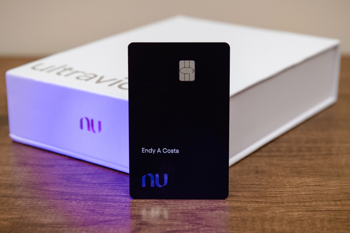 Principais bancos que oferecem cartão de crédito anuidade zero em 2025 Cartão de crédito Nubank Ultravioleta em destaque sobre caixa branca