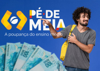Jovem sorridente com mochila e notas de cem reais, divulgação do Pé-de-Meia.