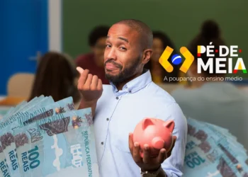 Estudante segura cofrinho e notas de R$ 100 representando o benefício Pé-de-Meia.