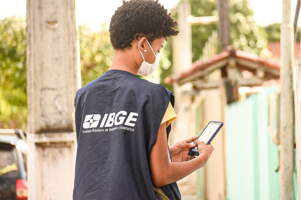 Agente do IBGE utilizando tablet durante coleta de dados