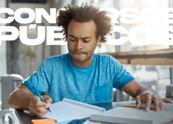 Jovem estudando com livros e anotações para concurso público