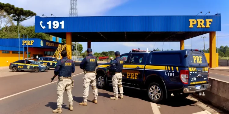 Policiais rodoviários federais em operação de fiscalização na BR