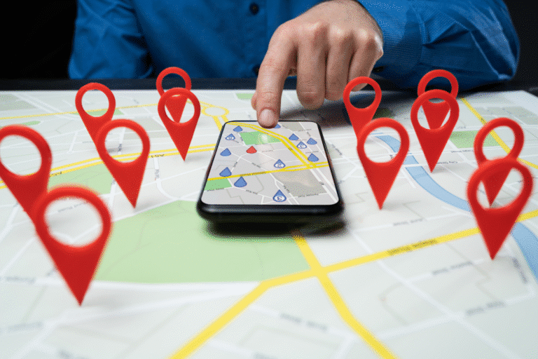 Mapa com marcadores vermelhos e pessoa usando GPS no smartphone