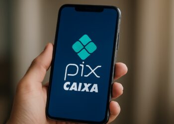 Smartphone exibindo aplicativo PIX da Caixa Econômica Federal com logo em formato de losango verde sobre fundo azul