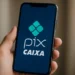 Logo do Pix Caixa em um smartphone, com o ícone em verde e a palavra 'pix' abaixo de 'CAIXA'.