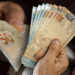 13º para BPC/LOAS 2025: mãos segurando notas de reais