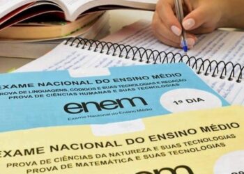 Materiais de estudo para o Enem, incluindo cadernos de prova e um caderno de anotações, para ilustrar a preparação para o exame.
