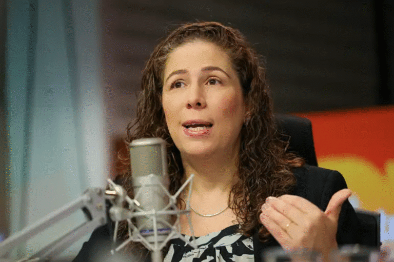 Mulher falando em microfone profissional de estúdio durante entrevista ou pronunciamento oficial