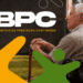 Idoso branco sentado com bengala no parque ao lado do texto BPC Benefício de Prestação Continuada