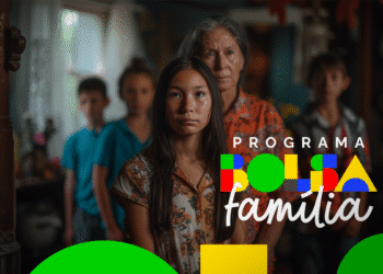 Família reunida em casa com destaque para o logo do Programa Bolsa Família