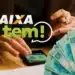 Pessoa acessando o Caixa Tem no celular, com notas de R$ 100 ao lado, para ilustrar como receber o PIX de R$ 800.