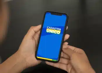 Tela de celular mostrando o aplicativo CadÚnico com fundo azul e logo.