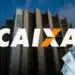 Imagem da fachada da Caixa Econômica Federal com destaque para o logo e notas de R$ 100, relacionada ao saque de R$ 6.220. Cidades que podem solicitar até 23/09.
